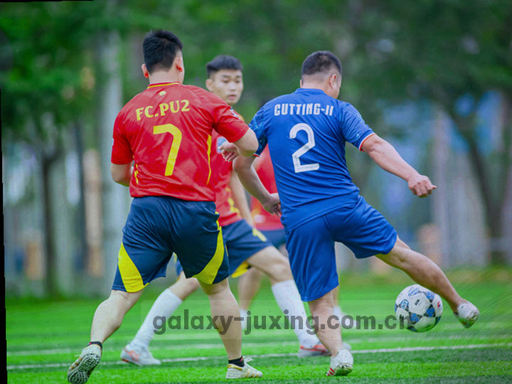 抽象线条勾勒的货架与料箱轮廓配合数据连线，代表仓储协同模块的应用场景
